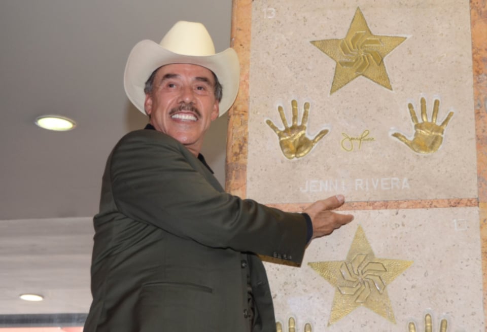 Don Pedro Rivera no duda y «aprovecha la pandemia» para ‘explotar’ a su hija Jenni Rivera (FOTOS)