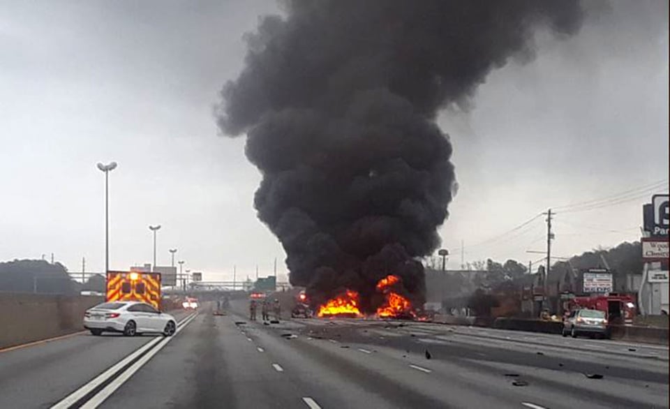 Confirman dos muertos en el choque e incendio en la I-85 de Gwinnett