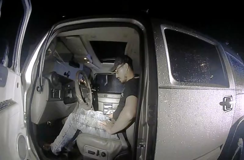 Salió del night club solo para caer en manos de la policía