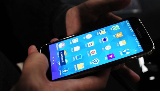Beneficios plan celular prepago, teléfono, aplicaciones del celular, mano con celular, MundoNOWCrónica alerta operativo policial