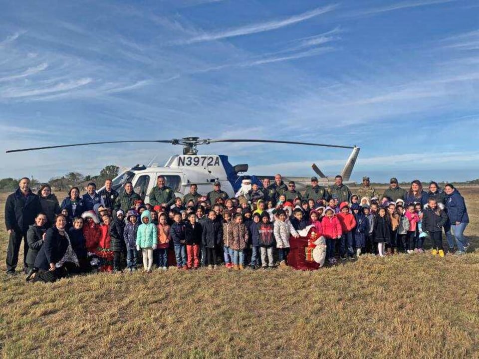 CBP llevó la Navidad al Valle del Río Grande y Santa llegó en helicóptero de las Operaciones Aéreas y Marinas