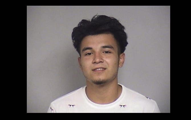 Adolescente hispano está fugitivo acusado del asesinato de otro muchacho