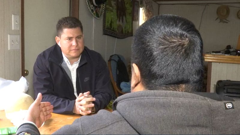 Crónica: Buscan a “policía” hispano por salir en defensa de su madre