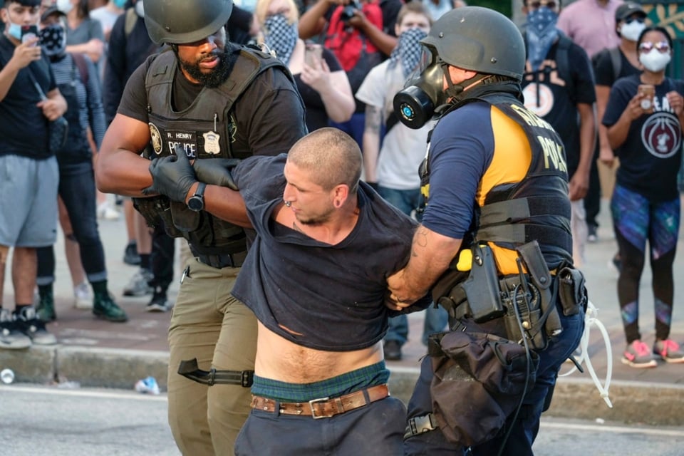 Despiden a 2 policías de Atlanta por uso excesivo de la fuerza en protestas por George Floyd (VIDEO)