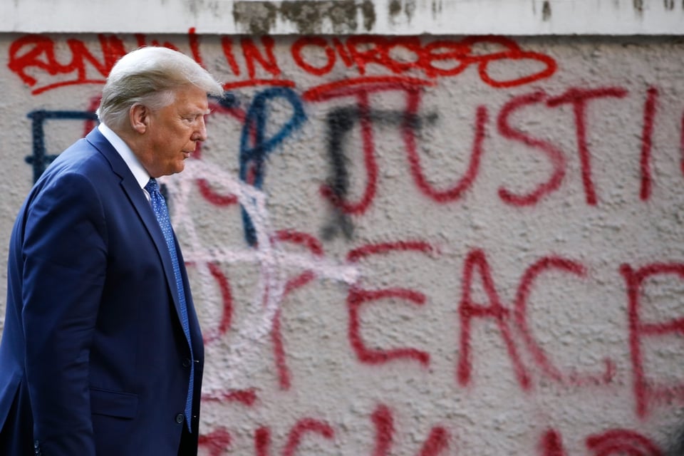 Trump tuitea video donde simpatizante grita «poder blanco», pero lo borra (VIDEO)