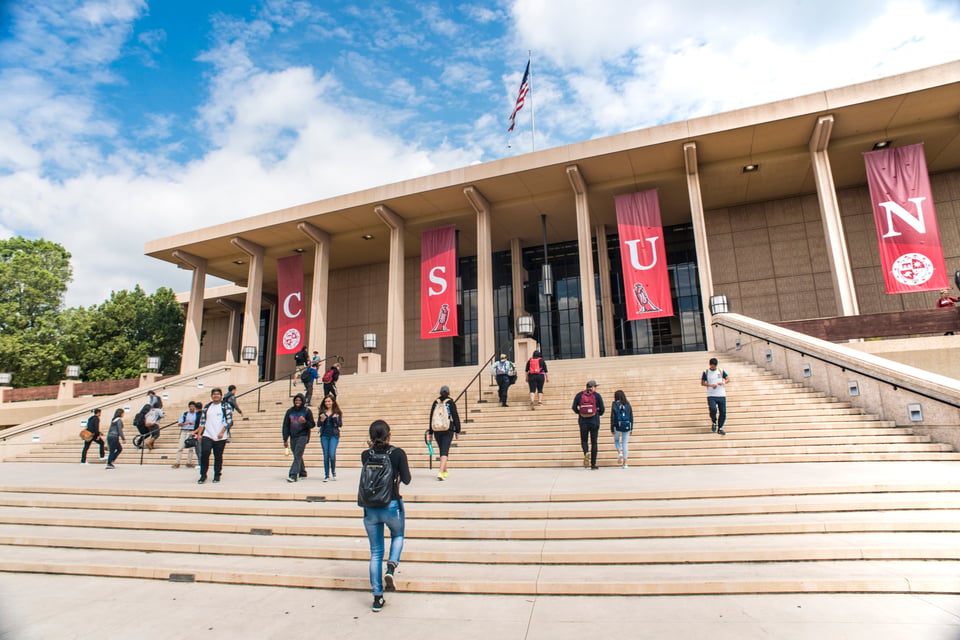 Graffiti con mensajes y amenazas de odio aparecen en Universidad de California