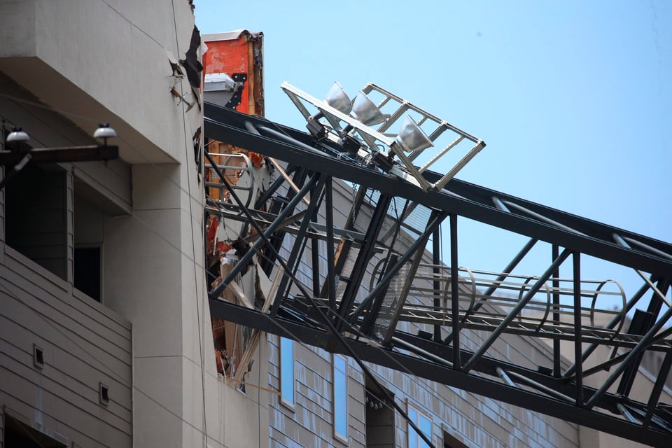 ÚLTIMA HORA: Grúa de construcción colapsa sobre edificio de apartamentos en Dallas