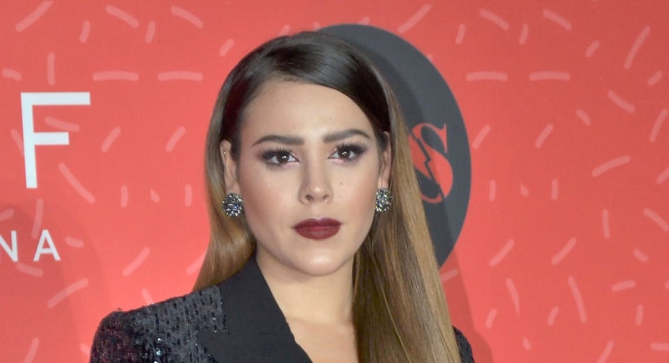 Critican a Danna Paola por foto de mal gusto en ropa interior y fumando (4 FOTOS) featured image