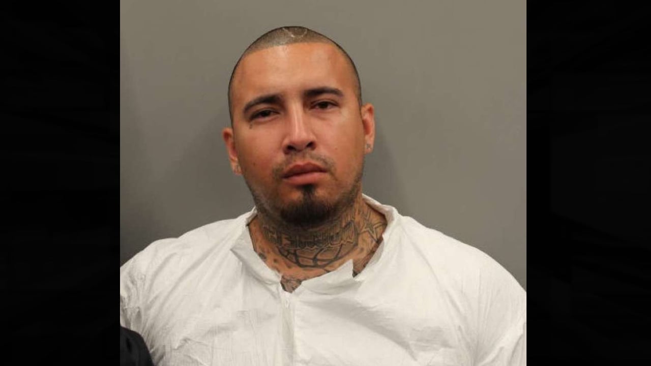 Padre hispano denuncia a su hijo como presunto responsable de un homicidio