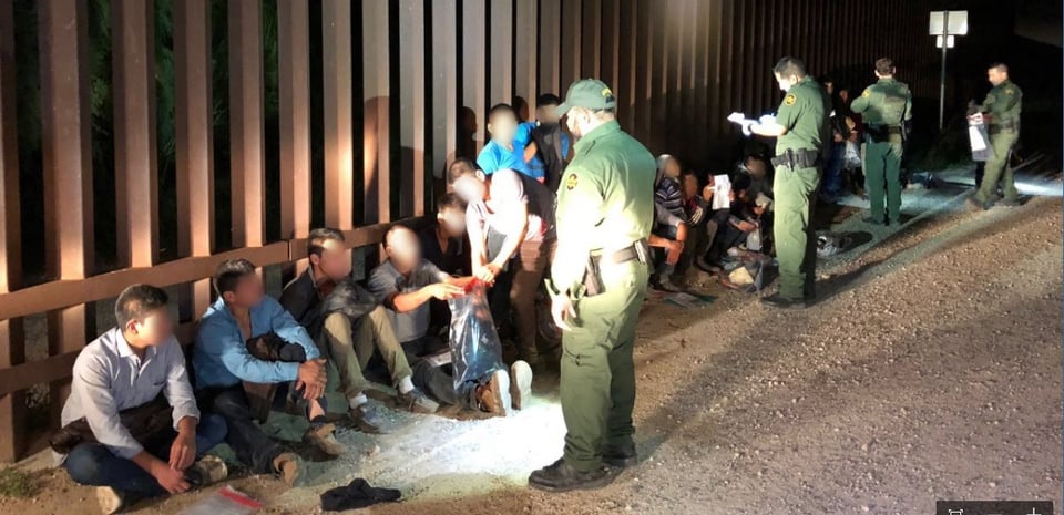 Arrestos en la frontera alcanzan niveles récord en la era Trump (VIDEO)