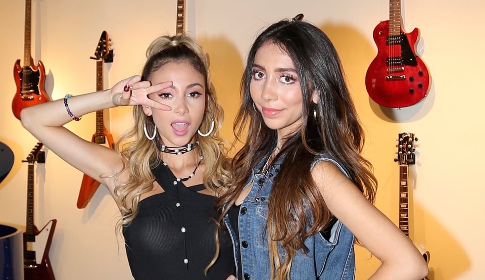 Hijas del Buki presumen mini vestidos y le hacen competencia a sus coristas (1 VIDEO Y 3 FOTOS)