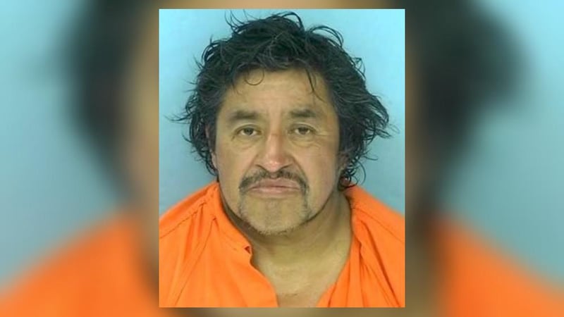 Hispano se roba un auto y le pasa por encima de su dueño