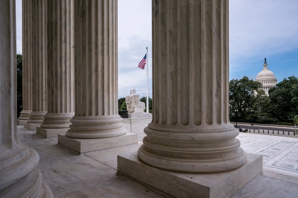 Corte Suprema refuerza poder de Trump para deportar personas que pidan asilo (FOTO)