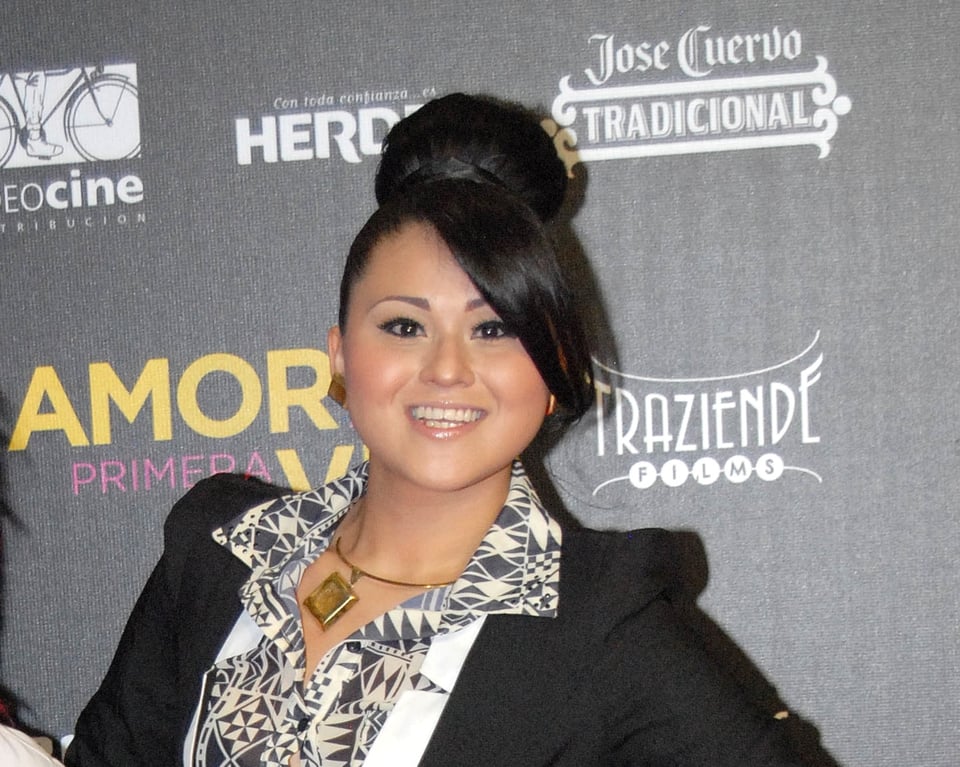 Gomita sorprende en ropa interior rosa y de encaje, pero se burlan de su cuerpo ‘deforme’ (FOTO)