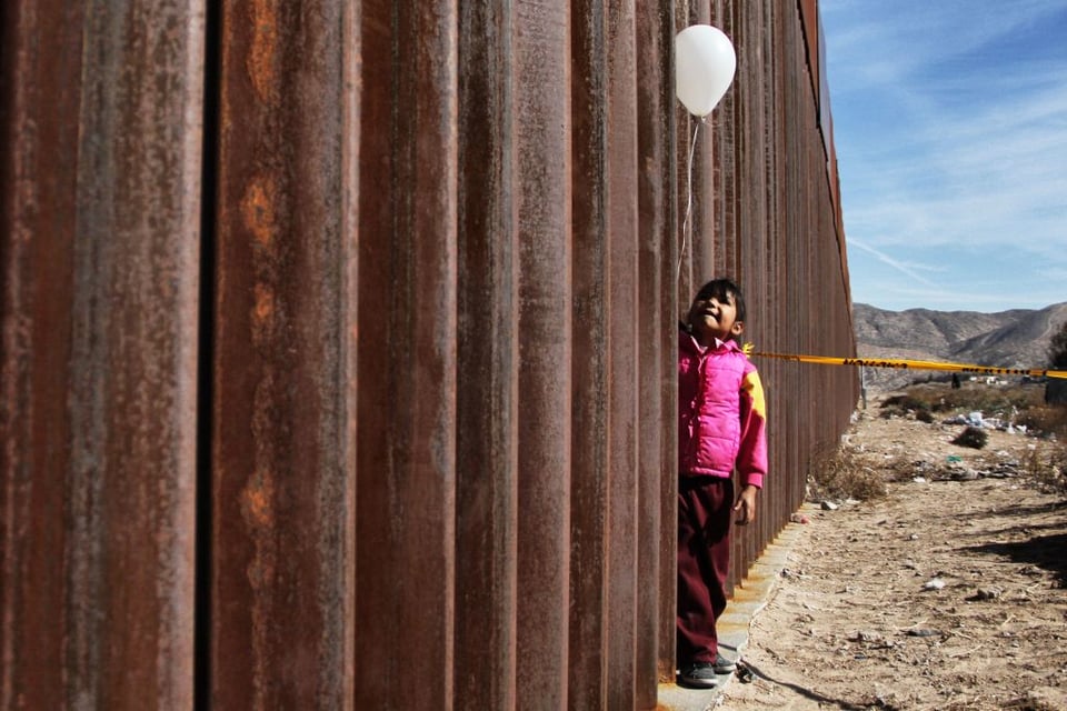 ‘Gringo’ cumple deseo navideño de niña mexicana