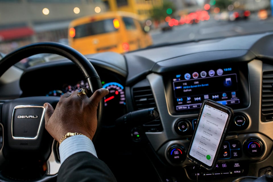 Acusan a hombre que trabajaba como taxista, pero de indocumentados