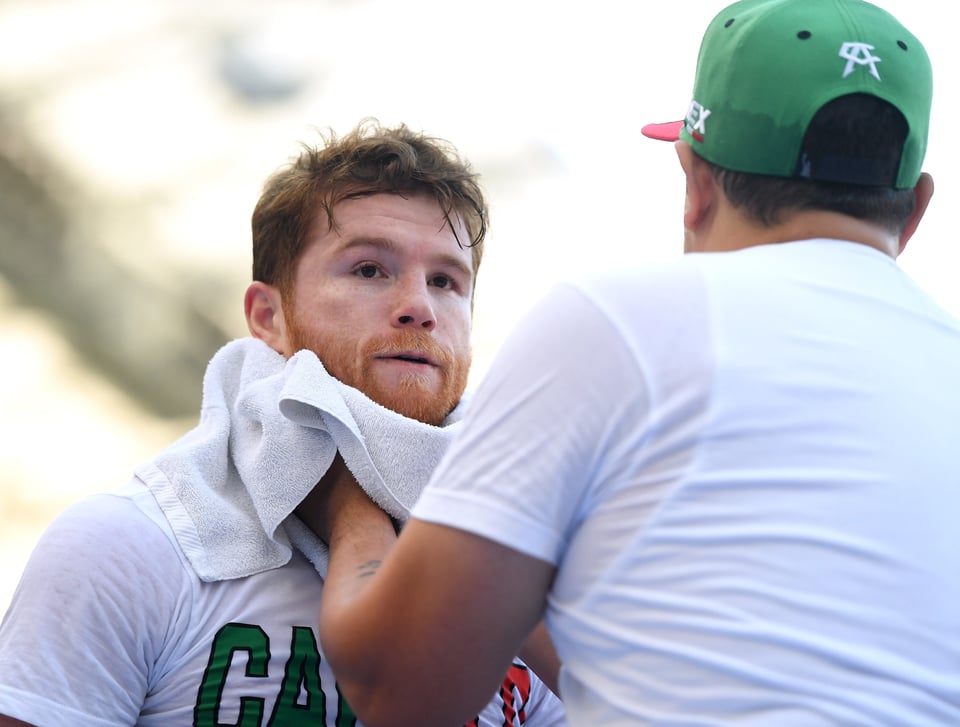 Saúl ‘Canelo’ Álvarez recibe burlas por su atuendo rumbo a Las Vegas (FOTO)
