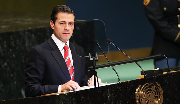 Enrique Peña Nieto se deja ver en la playa con uno de sus amores (FOTO)