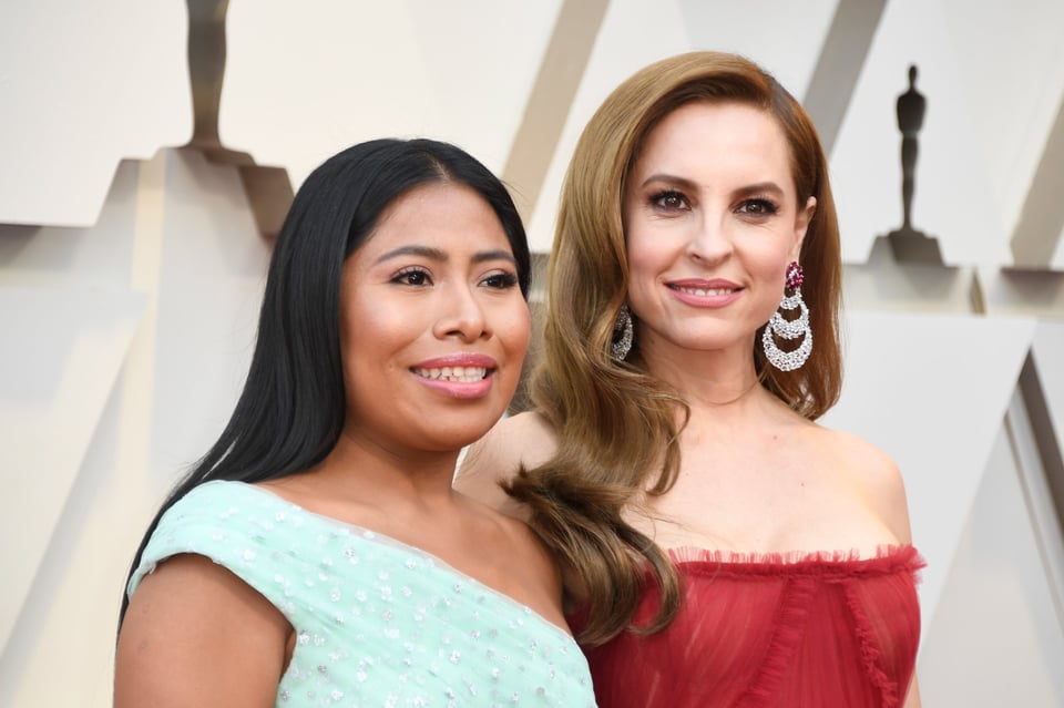 Yalitza Aparicio llega a la alfombra roja del Oscar y deslumbra junto a su mamá (FOTOS)