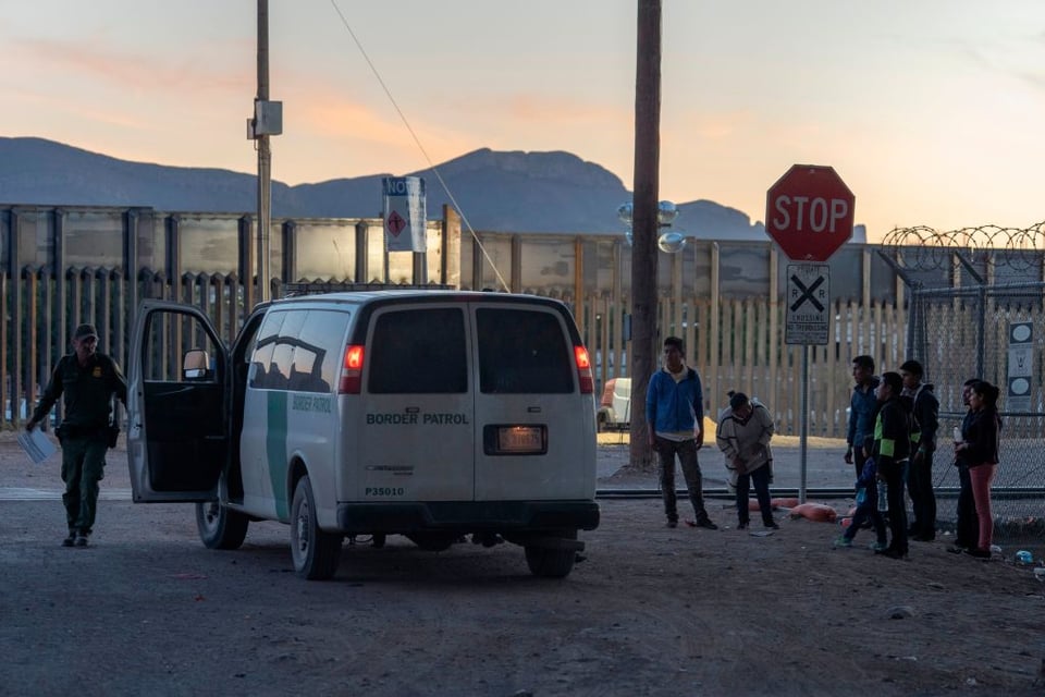 ICE denuncia nueva estrategia de migrantes para cruzar la frontera
