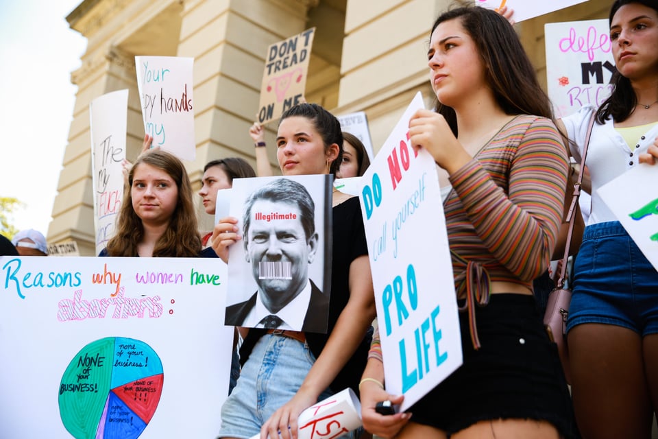 Juez federal bloquea ley restrictiva del aborto en Georgia
