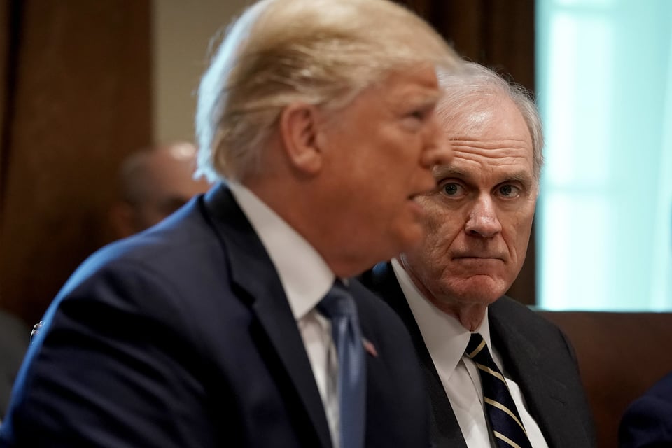 Trump entiende poco del Ejército, dice exjefe de la Armada despedido recientemente