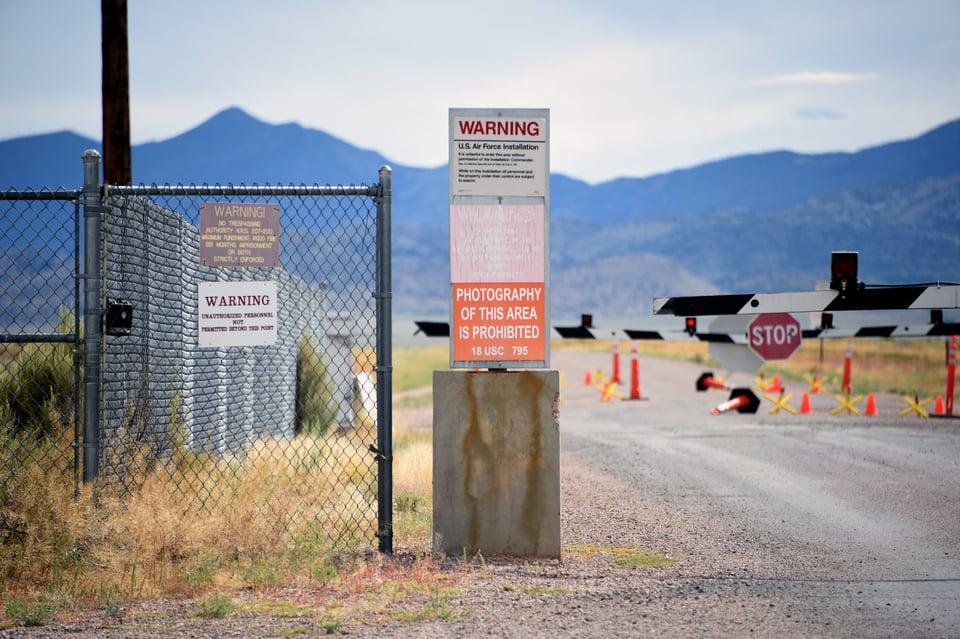 Captan objetos misteriosos en pista de aeropuerto secreto en Nevada