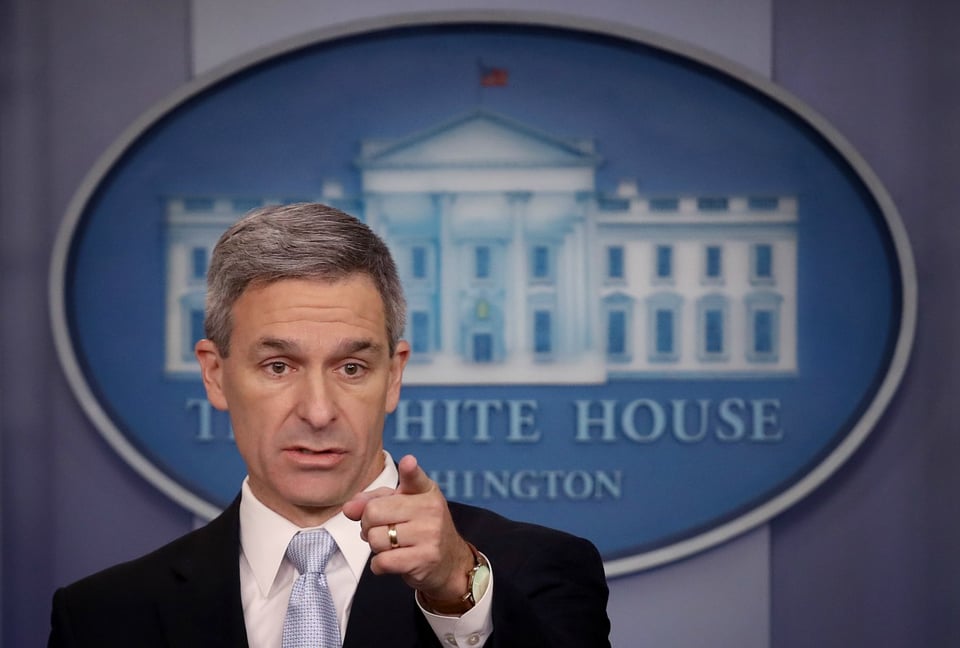 Juez invalida nombramiento de Ken Cuccinelli como jefe de USCIS