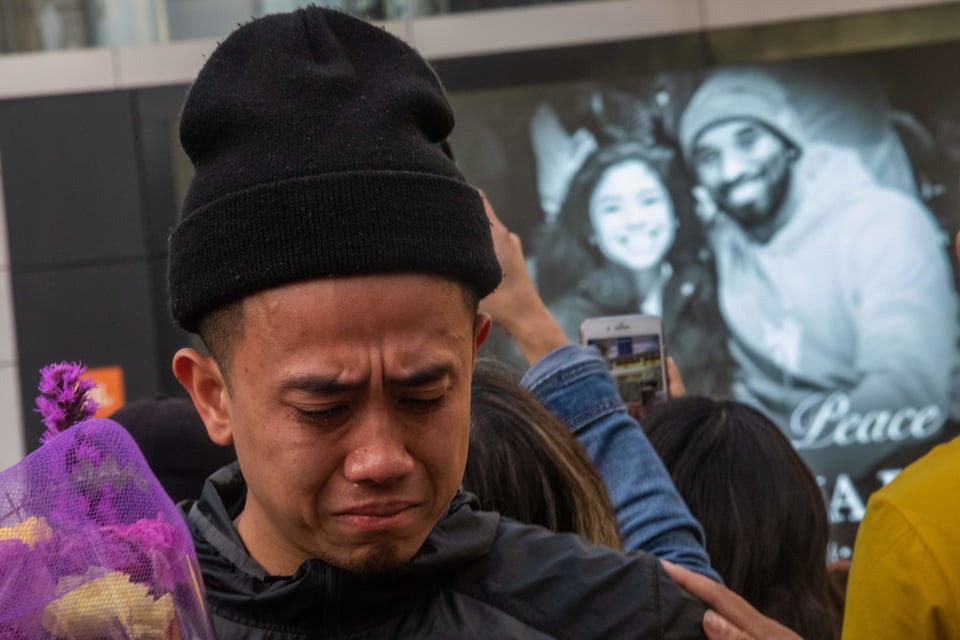 Latinos de Los Ángeles lloran la muerte de Kobe como la de un familiar featured image