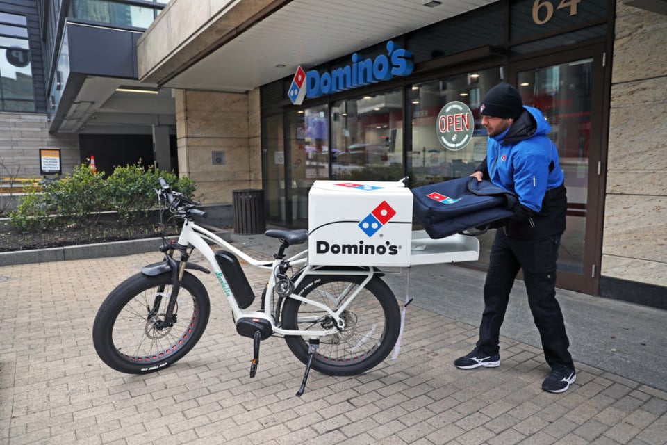 Trabajo en pandemia: Pizzerías, supermercados y Amazon ofrecen miles de empleos