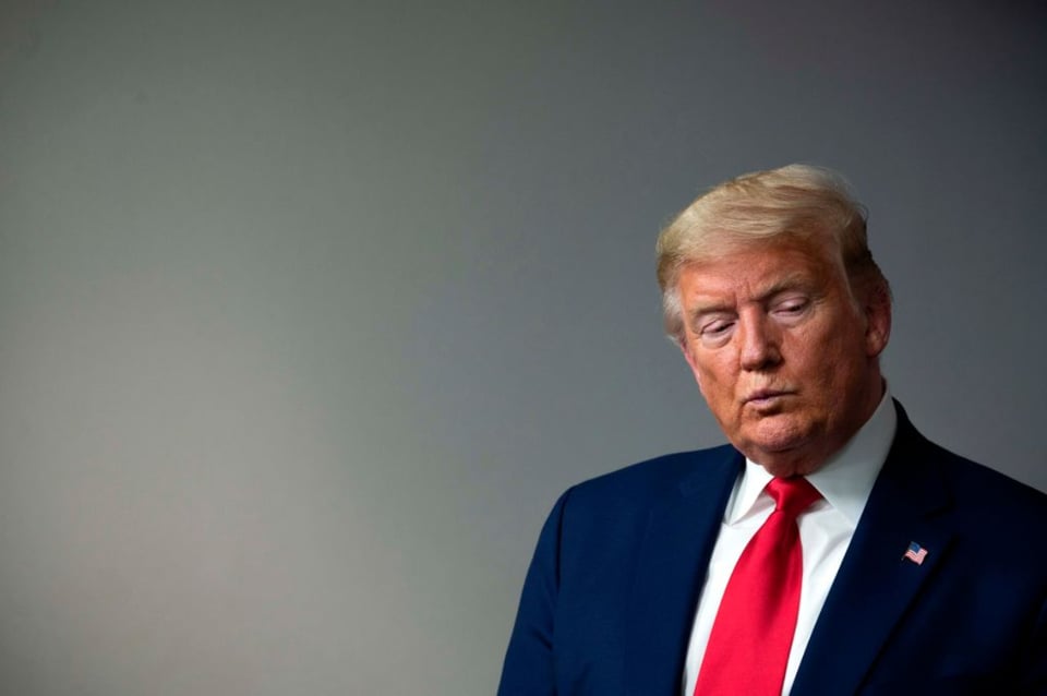 EE.UU. eleva protección de Trump, aunque se rehúsa a usar mascarilla