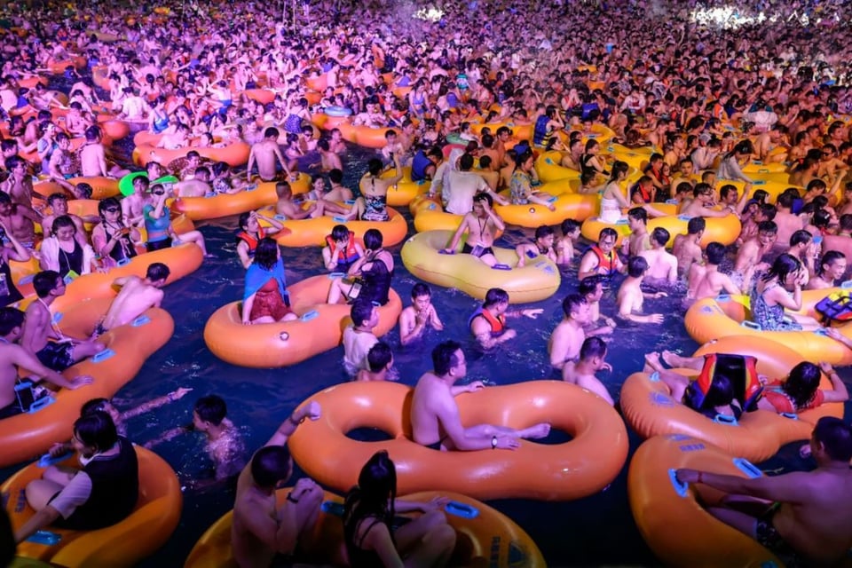 Wuhan organiza fiesta masiva en parque acuático a medida que disminuye coronavirus en la ciudad (FOTOS)