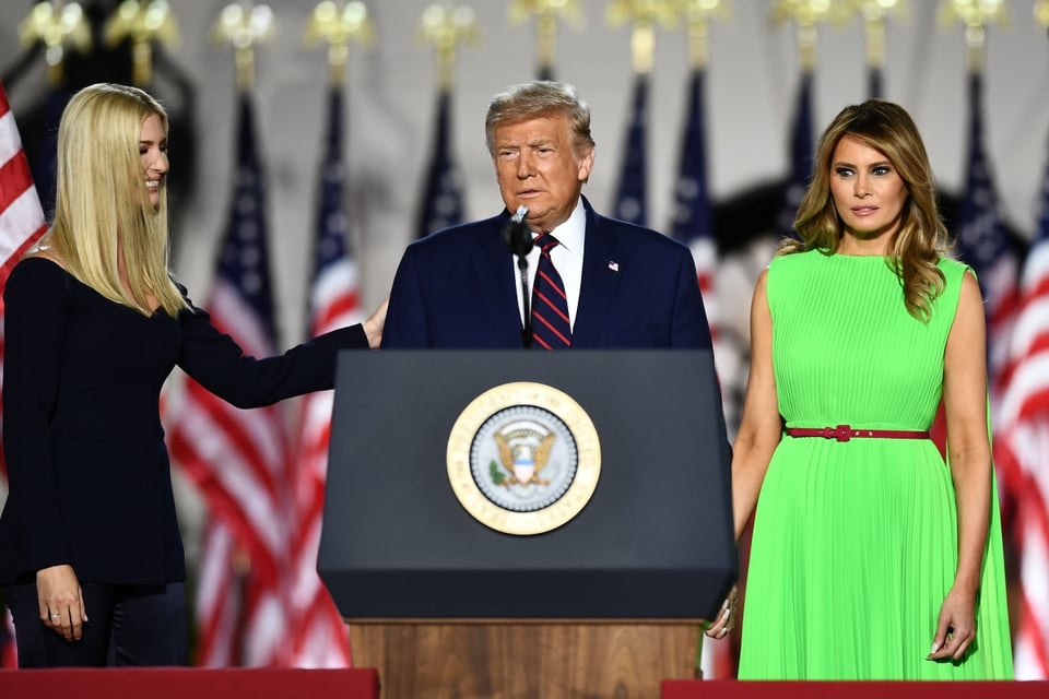 ¡Qué cara! La mueca de Melania a Ivanka Trump evidencia «problemas en casa»