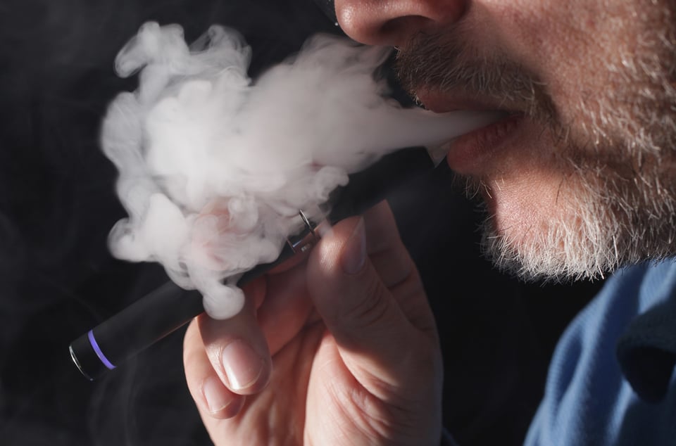 Trump planea prohibir venta de cigarrillos electrónicos con sabores