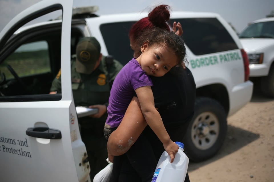 ICE causa indignación por redada en restaurante y lanzar gas pimienta a inmigrante (VIDEO)