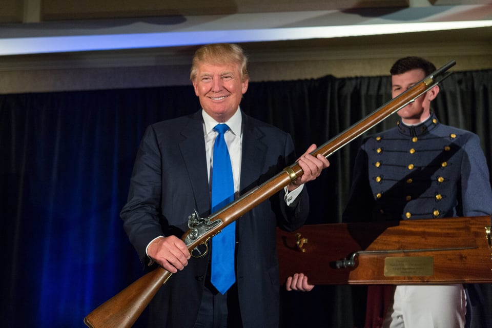 Trump destaca leyes de Texas que permiten portar armas en iglesias