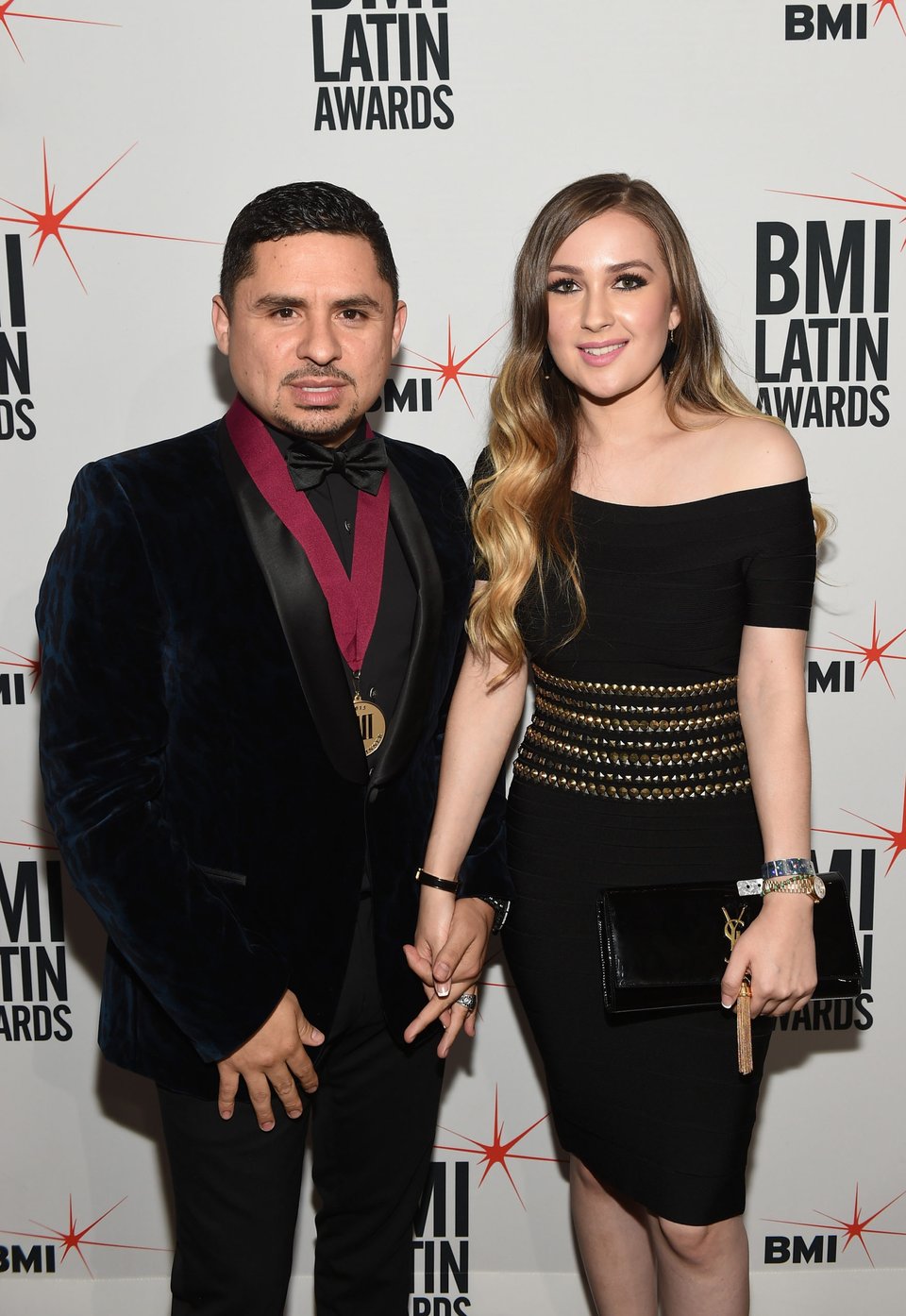 ¡Por fin! Larry Hernández y Kenia Ontiveros se casan featured image