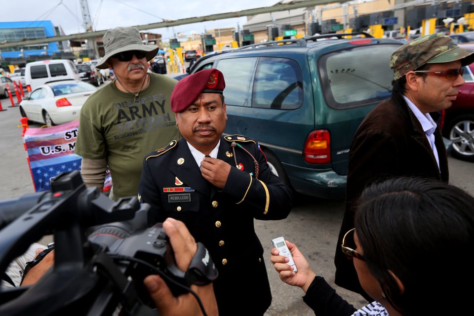 Inmigrante, veterano de la guerra en Kosovo, regresa a EE.UU. tras ser deportado