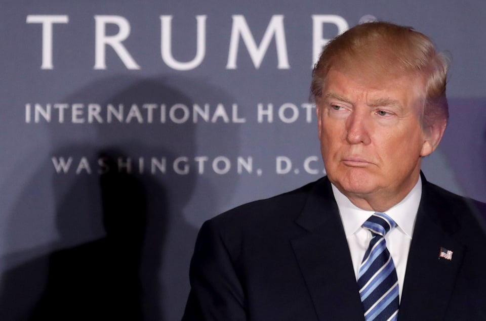 Alcalde en Florida sugiere alojar a inmigrantes en hoteles de Trump