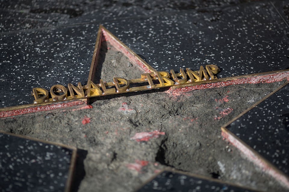 Estrella de Trump en Hollywood vuelve a ser vandalizada; ahora ‘lo meten a prisión’ (FOTOS y VIDEO)