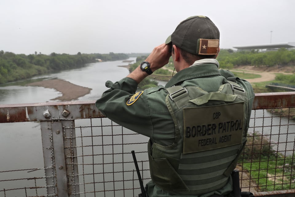 Agentes fronterizos disparan a autos sin justificación en frontera con México