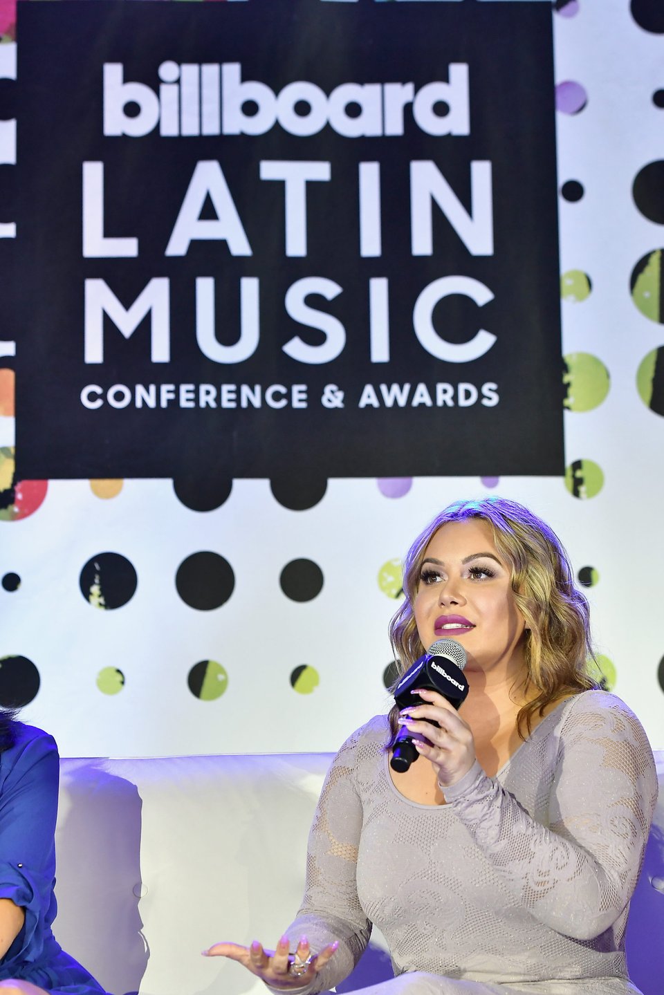 Chiquis Rivera recibe nalgada en pleno concierto por parte de un fanático