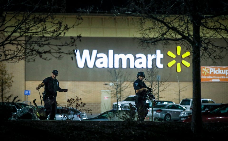 Tiroteo en estacionamiento de Walmart deja dos heridos