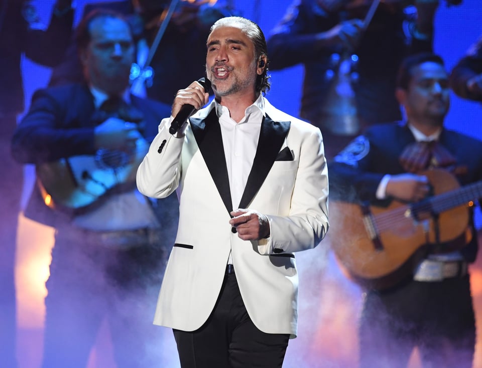 Look de Alejandro Fernández a lo Elvis Presley desata críticas (FOTO)