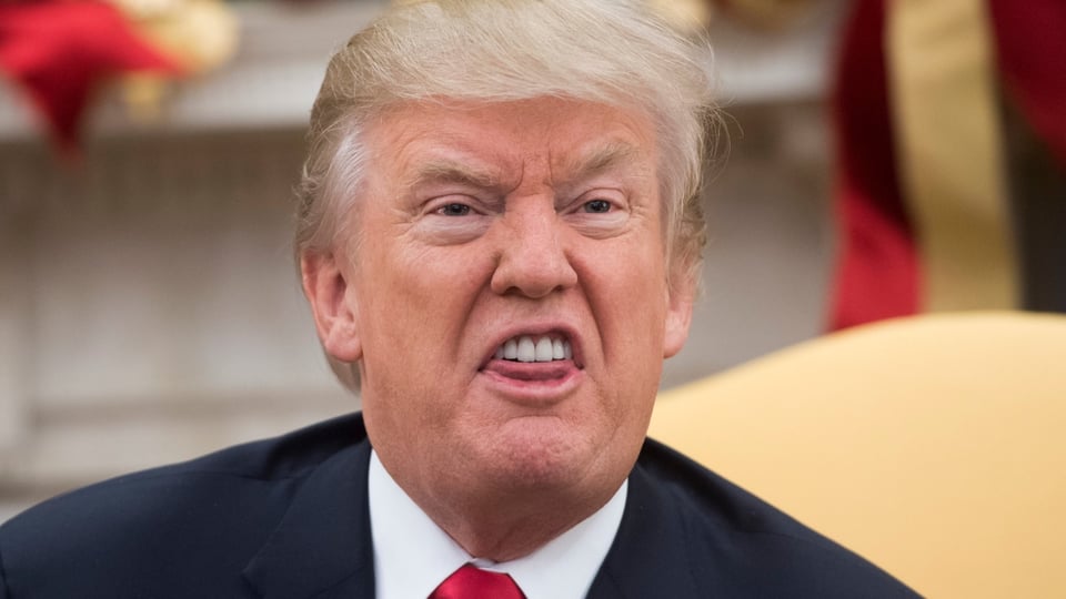 Director de los CDC deja en ridículo a Trump en su cara