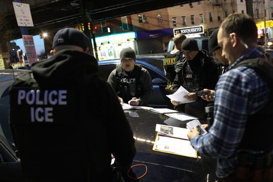 ICE rocía desinfectante a inmigrantes 50 veces al día en California featured image