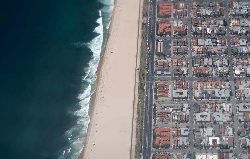 California: Aparecen miles de misteriosos agujeros en la costa