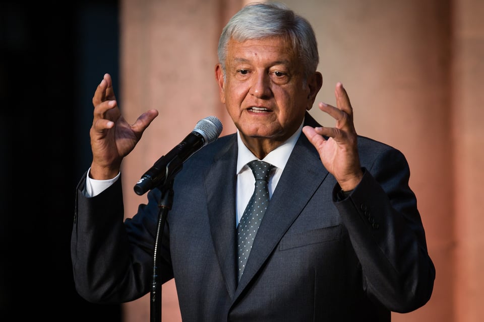¿Celosa? Esposa de AMLO lo separa de ‘coqueta’ diputada (VIDEO)