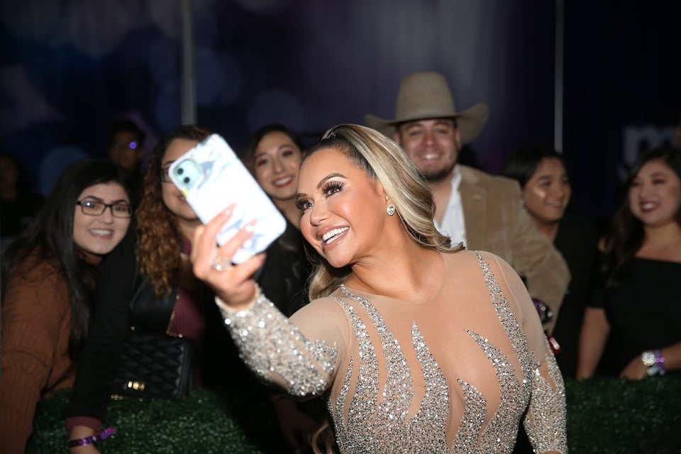 Chiquis Rivera se abre hasta el ombligo su blusa transparente y presume sus pechos expuestos (FOTO)