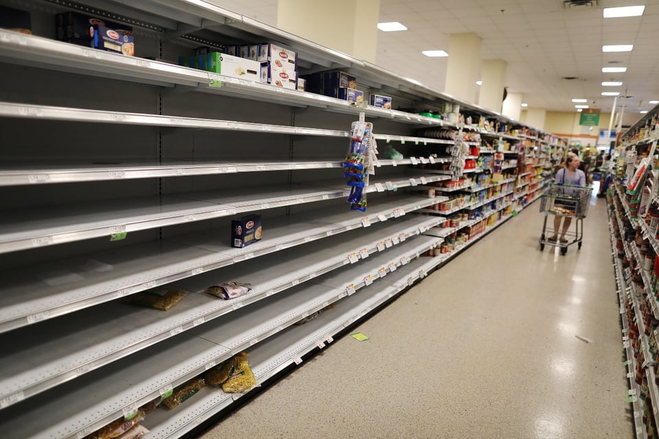 Supermercados restringen horarios a medida que aumentan compras nerviosas por coronavirus